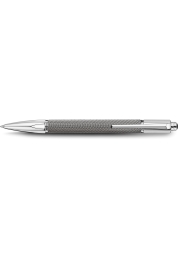 Varius Ivanhoe Kugelschreiber mit Silberauflage vereint einzigartiges Design und außergewöhnliche Qualität auf unwiderstehliche Weise. Sein luxuriöser Messingkorpus, der von einer Schutzhülle umhüllt und mit Rhodium und Silber beschichtet ist, ermöglicht Ihnen bis zu 600 Seiten Schreibvergnügen im A4-Format. Verpackt in einem eleganten Varius ™-Etui mit lebenslanger internationaler Garantie ist dieser Stift das perfekte Accessoire für alle, die ein zeitloses Stück suchen.