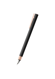 Neo Slim Füllfederhalter in Schwarz-Roségold ist das perfekte Accessoire für junge Berufstätige, die Wert auf ein anspruchsvolles und stilvolles Design legen. Mit seiner mattschwarzen Oberfläche, den roségoldenen Akzenten und der Edelstahlfeder bietet dieser Stift ein unvergleichliches Schreibgefühl. Er wird in einer Geschenkbox inklusive Tintenpatrone geliefert und ist somit das ideale Geschenk.