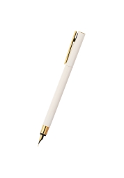 Prigrlite suvremenu eleganciju s Faber-Castell Neo Slim LE Marshmallow nalivperom. Ovo elegantno dizajnirano pero ima vitko metalno tijelo, premazano kremasto bijelim lakom sa zlatnim detaljima i vrhom od nehrđajućeg čelika. Njegova sofisticiranost i stilsko iskustvo čine ga neodoljivim izborom za mlade profesionalce i pratitelje trendova.