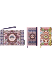 Koe japanilaisen mangataiteen viehätys Moleskine muistikirjojen ja tekstiilikotelon ainutlaatuisella Sakura Limited Edition -setillä. FSC-sertifioidusta puusta valmistetuissa hapottomasta paperista rakkaudella valmistetuissa muistikirjoissa on mangataiteilija Mokoko Sakuran inspiroimia teoksia. Jokainen setti sisältää myös sakura-aiheisen tekstiilikotelon, mikä tekee siitä vastustamattoman keräilyesineen kaikille päiväkirja- ja taiteen ystäville.