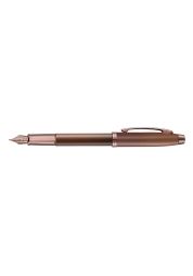 Tapasztalja meg a Sheaffer 100 Coffee Edition töltőtoll tartós eleganciáját, amelyet egy kifinomult csésze és egy szív embléma díszít. Mély kávébarna árnyalata és stílusos klipje elegáns sziluettet formáz, így tökéletes választás a profik és az ínyencek számára egyaránt. A prémium minőségű díszdobozban szállított toll a Sheaffer híres kézműves munkájának kivételes színvonalát testesíti meg.