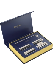 The exceptional Allure gift set includes a Waterman pen and ballpoint pen in elegant black. With a lacquered brass barrel and cap, complemented by chrome-plated stainless steel elements, this set is a symbol of luxury and style. The fine stainless steel nib guarantees smooth writing.