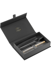 Îmbunătățește-ți experiența scrisului cu setul cadou IM Brushed Metal GT, care include un notebook gri elegant și un stilou cu bilă Parker IM Brushed Metal. Realizat din alamă perlată și cu o suprafață lăcuită, stiloul este completat frumos cu accesorii lucioase placate cu aur. Livrat într-o cutie cadou uimitoare cu un blocnotes, este un cadou de lux perfect pentru tine sau pentru o persoană dragă.