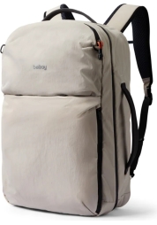 Fedezze fel a hátizsák és a bőrönd tökéletes keverékét a Lite Travel Pack 30L ash. Ez a könnyű, nejlon hibrid tágas központi tárolójával, hálós és átlátszatlan rekeszeivel, valamint gyorsan hozzáférhető felső pocket. Átszúrásálló hátlapjának köszönhetően könnyedén rácsúsztathatja bőröndje fogantyújára a könnyed hordozhatóság érdekében.