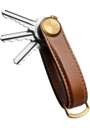Oplev perfektion og fremskridt med Pro Key Organiser Cedar. Denne nøgleholder i førsteklasses nappalæder har plads til 3-9 nøgler for nem organisering og har et Quick Flip Tool, der giver øjeblikkelig adgang til din mest brugte nøgle. Denne nøglering i australsk design, der fås i forskellige farvevarianter, er en blanding af stil, bekvemmelighed og holdbarhed.