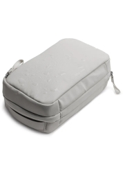 Vychutnejte si účinnou organizaci s limitovanou edicí pouzdra Orbitkey x KonMari 2-in-1 Tech Pouch. Toto elegantní pouzdro , vytvořené ve spolupráci s japonskou minimalistkou Marií Kondo, je vyrobeno z recyklovaných materiálů a nabízí chytré vnitřní členění. S vodovzdornými vlastnostmi a inteligentním designem, cestování s technikou nikdy nebylo jednodušší a stylovější.