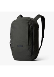 Upplev den perfekta blandningen av stil, funktion och hållbarhet med Transit Workpack Pro 28L Olive. Denna mångsidiga, vattentåliga ryggsäck tillverkad av återvunnet tyg håller inte bara dina tillhörigheter torra utan erbjuder också en separat 16-tums pocket , snabbåtkomliga sidofickor och rymliga innerfack. Njut av komfort med vadderad rygg och remmar, säkra dina saker med innerremmar och köp tryggt med den utökade sexåriga garantin.