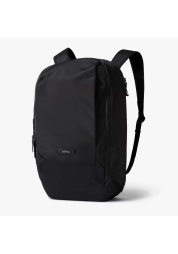 Upplev blandningen av stil och funktionalitet med Transit Workpack Pro 28L i elegant svart. Denna reseryggsäck, tillverkad av återvunnet vattenavvisande tyg, håller dina vardagliga saker torra och erbjuder en rymlig kapacitet på 28 liter, perfekt för arbete och personliga tillhörigheter. Den har en mängd fickor, inklusive ett vadderat fack för en 16-tums bärbar dator, snabbåtkomliga sidofickor och en utökad sexårig garanti för sinnesro.