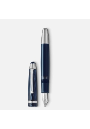 Doživite utelešenje brezčasne elegance z nalivnim peresom Meisterstück The Origin Collection LeGrand v osupljivi modri barvi. Ta mojstrovina, izdelana iz dragocene smole in okrašena s platinastim premazom, je poklon bogati zapuščini Montblanc od leta 1924. Zaradi rodijevo prevlečenega konice iz masivnega zlata in edinstvenih oblikovnih značilnosti je neustavljiva izbira za poznavalce, ki iščejo popolno mešanico zgodovine, razkošja in odličnosti pisanja.