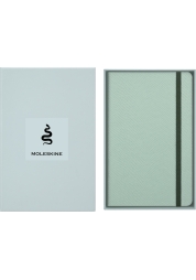 Dyk ner i zodiakens mystiska lockelse med Ormens år Vegea L, en samlarutgåva Moleskine anteckningsboken. Tillverkad av 100 % veganska material och med en fantastisk ormskinnseffekt i en ljusgrön nyans är denna anteckningsbok inte bara snygg utan också hållbar. Den levereras i en presentask, har en fast bindning, pocket , dubbelt textilbokmärke och tematiska klistermärken, vilket gör den till en perfekt present till den miljömedvetna skribenten eller planeraren.