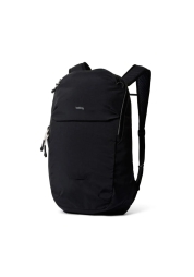 Le sac à dos Lite Ready Pack noir, minimaliste et léger, est fabriqué en tissu ripstop résistant et offre un rangement intuitif pour un transport aisé. Grâce à son rembourrage dorsal respirant et à son poids plume de seulement 350 grammes, il garantit un confort optimal même en cas d'utilisation prolongée. Ce sac à dos deviendra vite le compagnon idéal de vos aventures urbaines quotidiennes, alliant praticité et style.