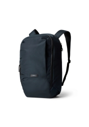 Experimentați cel mai bun amestec de stil, confort și caracter practic cu rucsacul Transit Workpack Second Edition 20L nightsky. Acest rucsac rezistent la apă, confecționat din țesătură reciclată și piele premium eco-certificată, este companionul perfect de zi cu zi, acomodând cu ușurință personal și elementele esențiale de lucru. Cu suportul său îmbunătățit pentru spate, aranjamentul intuitiv pocket și garanția extinsă de șase ani, este mai mult decât o simplă geantă - este un partener de încredere pentru aventurile tale zilnice.