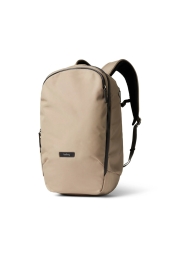 La version plus compacte du sac à dos Transit Workpack Pro 22L couleur pierre est la solution idéale pour vos déplacements quotidiens. Grâce à son tissu recyclé résistant à l'eau et à son organisation interne pratique, ce sac à dos gardera vos affaires au sec et en sécurité. Fonctionnel, confortable et élégant, le Workpack Pro vous accompagne en ville, au travail ou en voyage.