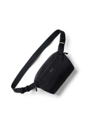 Scoprite la praticità della Lite Sling Mini nera: una borsa compatta, leggera ma resistente, realizzata con materiali impermeabili riciclati al 100%. Con due scomparti con cerniera e una custodia imbottita per gli occhiali, è il compagno ideale per trasportare l'essenziale. Regolabile e indossabile in più modi, il suo design accurato garantisce il massimo comfort e una facile gestione.
