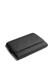 Découvrez le mélange parfait de simplicité et d'espace avec le Laptop Caddy 14" slate. Cette sacoche fine pour ordinateur portable associe un espace intérieur généreux à un design minimaliste imperméable, assurant une protection maximale à votre ordinateur portable jusqu'à 14 pouces. Fabriquée en tissu 100 % recyclé, elle offre des poches supplémentaires pour vos objets essentiels et bénéficie d'une garantie étendue de trois ans.