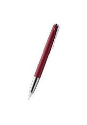 Experimentați combinația perfectă de artă modernă și funcționalitate cu Studio royalred mat. Fabricat din oțel inoxidabil cu un finisaj paladiu mat, acest stilou oferă versatilitatea de a utiliza atât sticlele de cerneală, cât și cartușele. Livrat împreună cu un stilou cu bilă albastru și un convertor într-o cutie cadou, este adăugarea ideală la articolele tale esențiale de scris.