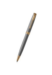 Doživite brezčasno eleganco s pisalom Sonnet Deluxe Silver Chiselled GT, ki ga je v Franciji strokovno izdelal Parker . Brezhibno uravnoteženo je, ponaša se z zaščitnim lakom na ohišju iz srebra (Ag 925/1000), poudarjenim z zapletenimi gravurami, napolnjenimi s črno smolo. To pisalo, dobavljeno v prefinjeni darilni škatli, z 18-karatno zlato konico, vrtljivim mehanizmom in črnim črnilom, je luksuzen dodatek k vsaki zbirki pisarniškega materiala.