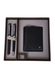 Enjoy luxury with the Honour Black CT gift set, which includes a fountain and ballpoint pen from the renowned Turkish brand Scrikss and a leather business card holder. The pen with an M nib and a twist mechanism for ejecting the refill, comes with a converter and two cartridges. This sophisticated set is ideal for professionals who seek elegance and quality.
