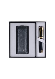 Erleben Sie Eleganz und Luxus mit dem Geschenkset Honour Black GT, bestehend aus einem Kugelschreiber und einem Füllfederhalter, ergänzt durch ein Lederetui für 2 Schreibgeräte. Die aus Messing gefertigten Schreibgeräte sind mehrschichtig schwarz lackiert und mit 23 Karat vergoldeten Accessoires verziert. Die perfekte Mischung aus Funktionalität und Finesse macht dieses Set zu einem idealen Geschenk für alle, die die schönen Dinge des Lebens zu schätzen wissen.