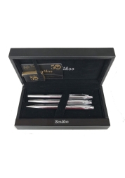 Doživite razkošno mešanico funkcionalnosti in stila z darilnim kompletom Oscar Chrome, ki vsebuje kemično svinčnik in nalivno pero ter mehanski svinčnik 0.5mm . Kromirano ohišje, okrašeno s tankimi linijami in vrtljivim mehanizmom za polnila z veliko kapaciteto, ga naredi nepogrešljiv kos za vsakega ljubitelja pisarniškega materiala. Z iridijevo jekleno konico nalivno pero ponuja srednje široko pisanje in se lahko uporablja tako s kartušami kot s konverterjem, ki je vključen v komplet.