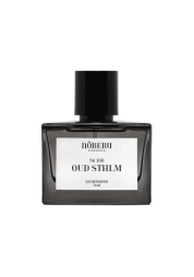 Koe Noberu Oud Sthlm Eau de Parfumin unisex-luomus. Tämä 50 ml:n tuoksu yhdistää ainutlaatuisesti lämpimiä mausteita virkistäviin skandinaavisiin vivahteisiin luoden unohtumattoman, rauhoittavan ja piristävän koostumuksen. Täydellisen moderni mutta ajaton, tämä intensiivinen, kukkainen ja mausteinen tuoksu täydentää kauniisti omaleimaista tyyliäsi.