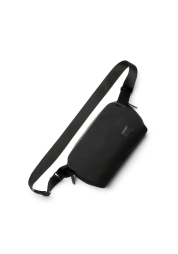 Löydä täydellinen kumppani modernille miehelle tyylikkään mustan Classic Sling 3L:n avulla. Tämä kompakti mutta tilava olkalaukku sopii mukavasti tärkeimmille tavaroille, kuten dokumenteille, pienelle kameralle ja jopa kevyelle varavirtalähteelle. Säädettävän hihnan ja toiminnallisten metallisten yksityiskohtien ansiosta se on tyylikäs ja käytännöllinen valinta kaupunkielämään.