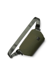 Experimenta la máxima comodidad con la Classic Sling 5L en un atemporal tono oliva; una compañera de ciudad en la que caben tus objetos esenciales. Con una cómoda correa ajustable, detalles metálicos funcionales y múltiples bolsillos, incluido uno oculto para las gafas de sol. Compacta pero espaciosa, es perfecta para el hombre moderno que se desplaza.