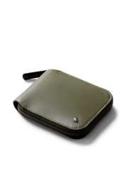 Ervaar de perfecte combinatie van stijl, functionaliteit en veiligheid met de Zip Willow Wallet. In deze compacte portemonnee van Europees leer van hoge kwaliteit passen ongevouwen briefgeld, maximaal 8 pasjes, munten of zelfs visitekaartjes in een magnetisch afgesloten pocket. Met zijn RFID-bescherming en een duurzaam productieproces gecertificeerd door B Corp, is het niet zomaar een portemonnee - het is een statement van eco-bewuste elegantie.