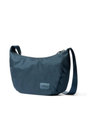 Laneway Crescent Bag 2.5L Shoulder Bag blue steel is a compact urban crossbody bag with highly recycled materials, a durable zipper and an adjustable shoulder strap. With a volume of 2.5 liters and a number of practical pockets, it is ideal for short walks around the city. Not to mention the six-year warranty offered by the Australian company Bellroy .