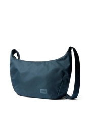 The Laneway Crescent Bag 7L medium-sized crossbody bag in blue is perfect for half-day trips. This urban crossbody bag from Australian company Bellroy offers a capacity of 7 liters, highly recycled materials and durable zippers. With an adjustable shoulder strap and a number of practical pockets, it is a useful companion on every trip.