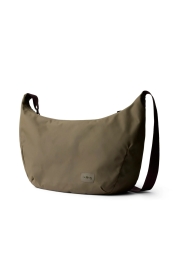 Bez wysiłku podróżuj po mieście i odkrywaj przyrodę z torbą Laneway Crescent Bag 7L marki Bellroy. Ta średniej wielkości torba crossbody, wykonana z materiałów pochodzących z recyklingu, jest idealnym towarzyszem na półdniowe wycieczki, charakteryzując się wytrzymałością dzięki solidnym zamkom błyskawicznym i miękkiej, pikowanej stronie korpusu. Dzięki dużej pojemności 7 litrów i licznym kieszeniom wszystkie niezbędne rzeczy są uporządkowane i łatwo dostępne.
