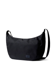 Upptäck den ultimata reskamraten i Laneway Crescent Bag 12L, en axelväska med hög kapacitet tillverkad av återvunna material. Med sina slitstarka dragkedjor, justerbara axelremmar och 6 års garanti är denna väska designad för att klara allt. Den har flera fickor, inklusive ett nyckelklämma, en AirTag- pocket och en snabbåtkomlig pocket , vilket säkerställer att alla dina nödvändigheter finns inom räckhåll.