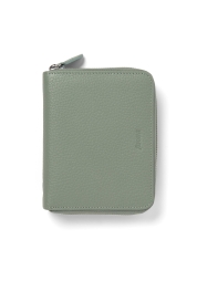 Norfolk diár Vreckový Zip Compact Sage je dokonalou kombináciou elegancie a funkčnosti, ktorá v sebe spája jemnú full-grain kožu a krúžkovú väzbu. Tento kompaktný vreckový diár na zips vám ponúka bezpečie pre vaše platobné karty vďaka RFID ochrane a môže slúžiť aj ako štýlová peňaženka. Práve vďaka svojej všestrannosti a prepracovaným detailom je ideálnym spoločníkom pre každodenné použitie alebo cestovanie.