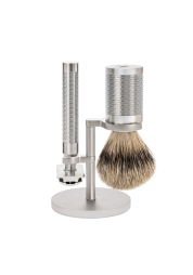 Preprosta oblika britnega kompleta ROCCA iz brušenega jekla znamke Mühle bo v vaši kopalnici izstopala. Celoten darilni komplet vključuje britvico z zaprto glavo, krtačo Silvertip Badger in stojalo iz nerjavečega jekla. Vse izdelano v Nemčiji s poudarkom na najvišji kakovosti.