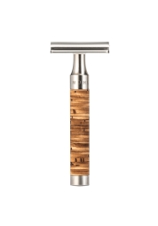 Enjoy a perfect shave with the sturdy and clean-cut Rocca R95 closed comb razor, which is gentle even on slightly unsteady hands. The distinctive layered birch bark handle and stainless steel ferrules add to the uniqueness of this piece. The Rocca R95 layered birch bark, made in Germany, is the right choice for your daily ritual.
