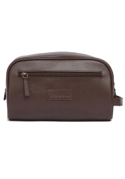 Genießen Sie ein einzigartiges Luxusgefühl mit unserer dunkelbraunen Leder-Kulturtasche aus hochwertigem Leder. Dieses Must-have für jede Reise und für zu Hause ist Teil einer limitierten Saisonkollektion. Das Innere der Tasche ist mit 100 % Polyester ausgekleidet, um Ihre Kosmetikartikel ordentlich und sicher aufzubewahren.