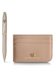 Lassen Sie sich vom luxuriösen Sheaffer 100 Emily in Paris Kugelschreiber- und Kartenetui-Set in Beige verzaubern, das Eleganz und Funktionalität vereint. Mit diesem Set erleben Sie den Charme des Pariser Stils dank seines zeitlosen Designs und der bewährten Sheaffer Qualität. Das ideale Geschenk für Luxusliebhaber – es schenkt Ihnen ein Gefühl wahrer Pariser Eleganz.