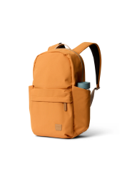 Bellroy Classic Daypack σε χρώμα καραμέλας είναι ο τέλειος συνδυασμός λειτουργικότητας, στυλ και οικολογικής συμπεριφοράς. Με ύφασμα Canva Weave από ανακυκλωμένα μπουκάλια PET, ιμάντες ώμου με ανάγλυφο περίγραμμα και πολλές πρακτικές τσέπες, αυτό το σακίδιο είναι ιδανικό για καθημερινή χρήση. Δεν θα μπορείτε να αντισταθείτε στο καραμελένιο χρώμα του, το οποίο θα προσθέσει μια πινελιά κομψότητας στο ντύσιμό σας.