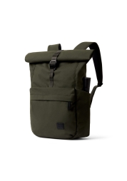 Classic Rolltop Backpack Olive ist dank seiner robusten Verarbeitung, des praktischen Rollverschlusses und des wasserdichten Materials der ideale Begleiter für Ihre täglichen Abenteuer. Mit gepolsterten Schultergurten für bequemen Tragekomfort und einem gepolsterten Fach für einen 16-Zoll-Laptop bietet dieser Rucksack Komfort und Schutz für all Ihre Bedürfnisse. Darüber hinaus werden Sie von seiner umweltfreundlichen Philosophie und seinem modernen Design begeistert sein!