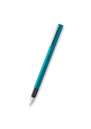 De CP1 Aquamarine vulpen van LAMY is gemaakt van roestvrij staal in een matte turquoise kleur, wat de pen een unieke uitstraling geeft. Dankzij de gepolijste stalen penpunt schrijft hij soepel en nauwkeurig. Een ideaal cadeau, geleverd in een geschenkdoos met een blauwe pomp, voor wie kwaliteit en elegantie waardeert.
