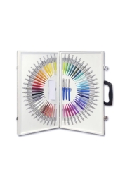 Răsfață-te pe tine sau pe o persoană dragă cu un set unic de 54 de pixuri Parker Jotter Originals. Această colecție excepțională de colecționar oferă populara gamă Jotter într-o gamă largă de culori, inclusiv trei piese bonus premium în elegantul albastru. Acest set perfect este alegerea ideală pentru iubitorii de instrumente de scris, livrat în ambalaj cadou original pentru o experiență vizuală deosebită.