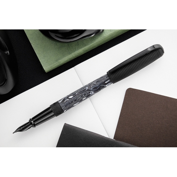 Line D Large Carbon Dark Storm crna nalivpero